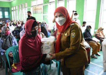 Walikota Eva Dwiana Serahkan Bantuan 120 Ton Beras Untuk Warga Di 20 Kecamatan