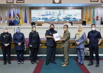 Gubernur Arinal Serahkan Dokumen LKPJ 2021 kepada Ketua DPRD Mingrum Gumay