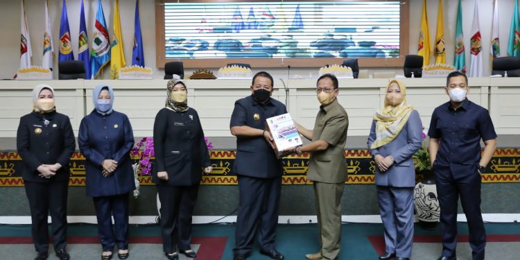 Gubernur Arinal Serahkan Dokumen LKPJ 2021 kepada Ketua DPRD Mingrum Gumay