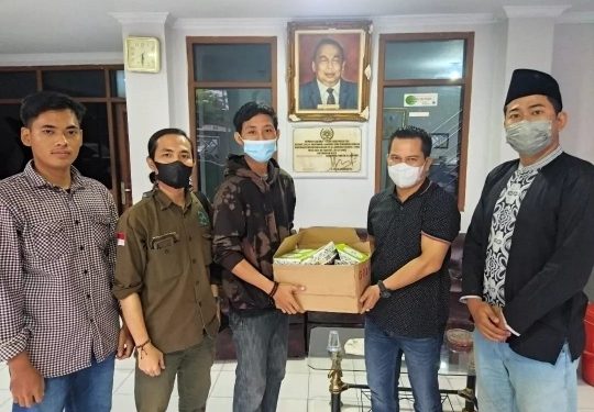 Dapoer Abun dan FKPPIB Berbagi Takjil Melalui PWI Lampung