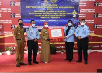 Walikota Eva Dwiana Berikan Bantuan 10 Alat Pembidang Tapis di Lapas Kelas IIA Bandar Lampung