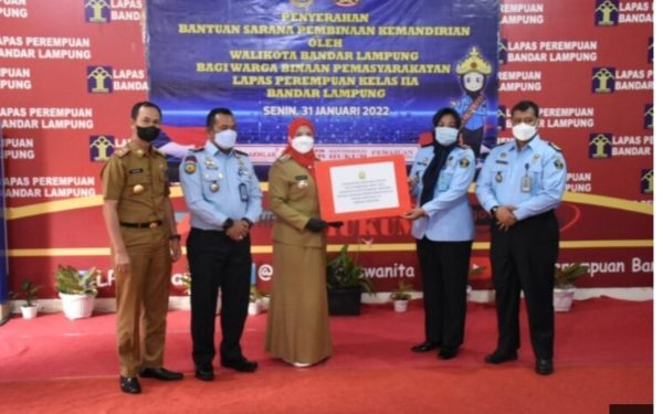 Walikota Eva Dwiana Berikan Bantuan 10 Alat Pembidang Tapis di Lapas Kelas IIA Bandar Lampung