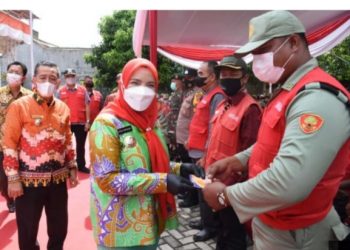 Walikota Eva Dwiana Berikan Dana Insentif Pamong Kelurahan Di Empat Kecamatan