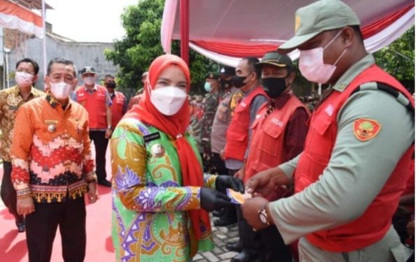 Walikota Eva Dwiana Berikan Dana Insentif Pamong Kelurahan Di Empat Kecamatan