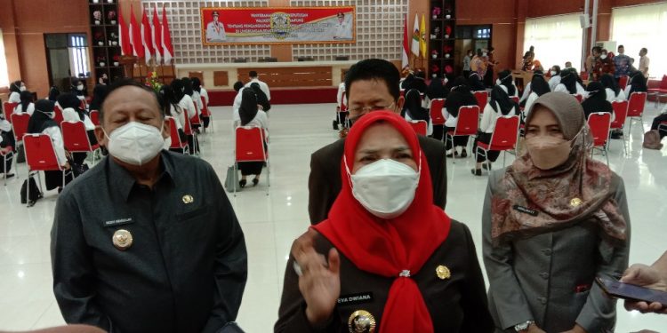 Walikota Bandar Lampung Eva Dwiana Serahkan SK 49 CPNS Tenaga Kesehatan