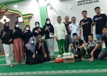 Anak Karyawan BUMN Bersih-Bersih Masjid dan Berbagi Takjil