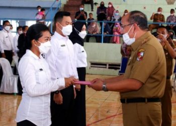Serahkan SK 80 Persen kepada 264 CPNS , Sekda Minta CPNS harus Disiplin dan Profesional