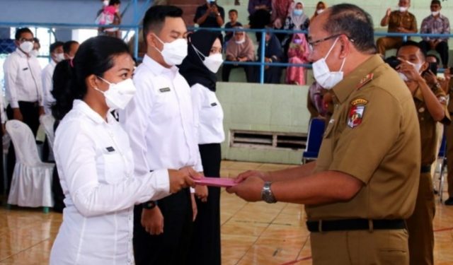 Serahkan SK 80 Persen kepada 264 CPNS , Sekda Minta CPNS harus Disiplin dan Profesional