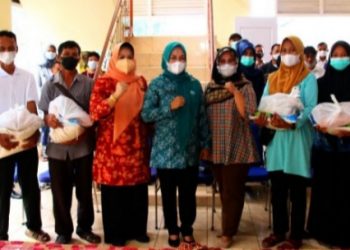 Ketua Tim Penggerak PKK Kabupaten Lampung Utara Bagikan Sembako Pada Petugas Kebersihan dan Sopir