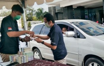 Warga Antusias Menukar Uang Pecahan Baru Secara Drive Thru-Walk Thru di Kantor BI 