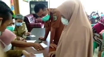 105 Warga Desa Hanau Berak Terima BLT Dana Desa