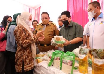 Gubernur Arinal Bersama Menteri BUMN Erick Thohir Tinjau Operasi Pasar Murah Di PTPN VII