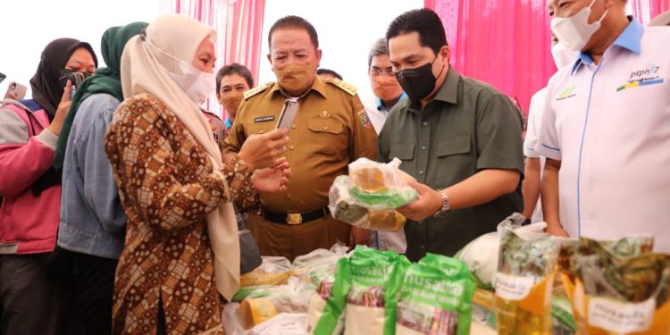 Gubernur Arinal Bersama Menteri BUMN Erick Thohir Tinjau Operasi Pasar Murah Di PTPN VII