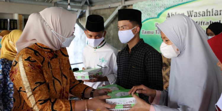 Selama Bulan Ramadhan, Riana Sari Arinal akan Bagikan Ribuan Nasi Kotak kepada Kaum Duafa