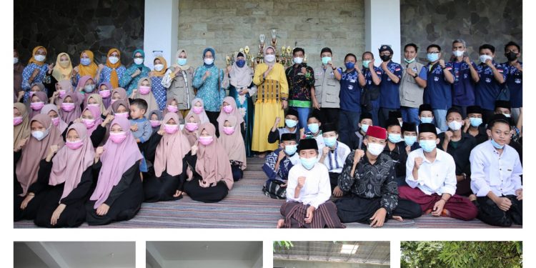 Riana Sari Arinal Bersama Pengurus Suzuki Katana Jimny Indonesia (SKin) Bagikan Nasi Kotak dan Takjil di Ponpes Darush Shofaa