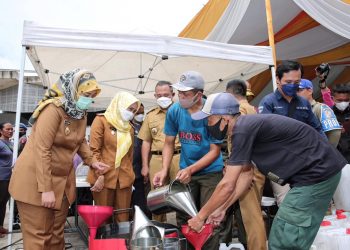 Wagub Chusnunia Lakukan Pelepasan Minyak Goreng dan Buka Pasar Murah Bersubsidi di Tulang Bawang Barat