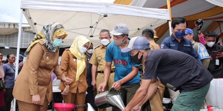 Wagub Chusnunia Lakukan Pelepasan Minyak Goreng dan Buka Pasar Murah Bersubsidi di Tulang Bawang Barat
