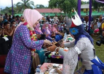Ketua TP PKK Lampura Tinjau Kegiatan Lomba Desa di Desa Sidokayo