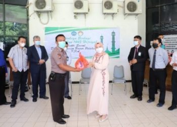 DWP Unila Bagikan 410 Sembako bagi Pegawai