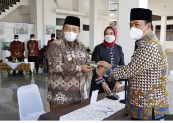 Gubernur Arinal, Menyerahkan Zakat Melalui Metode Pembayaran Digital kepada BAZNAS