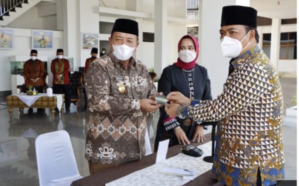 Gubernur Arinal, Menyerahkan Zakat Melalui Metode Pembayaran Digital kepada BAZNAS