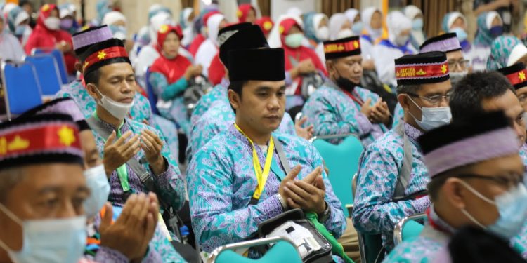 Pemberangkatan Pertama, Wagub Chusnunia Lepas 393 Calon Jemaah Haji Asal Bandar Lampung