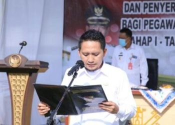 Wakil Bupati Lampura Serahkan SK P3K Guru dan Pegawai Disdukcapil