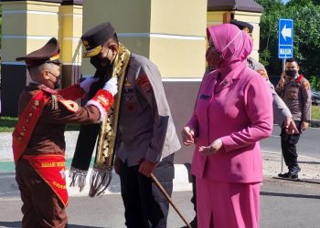 Kapolda Lampung Irjen Pol Akhmad Wiyagus Disambut Tradisi Pedang Pora