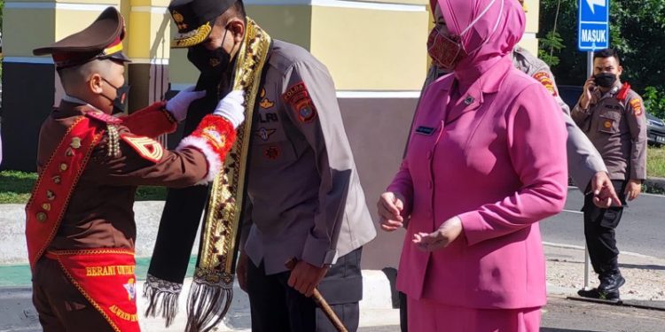 Kapolda Lampung Irjen Pol Akhmad Wiyagus Disambut Tradisi Pedang Pora