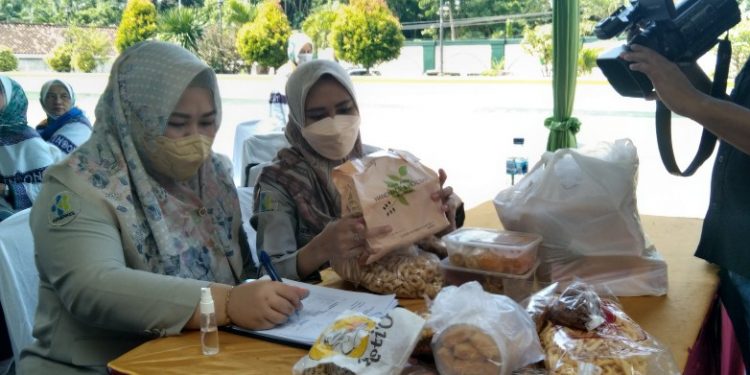 Petugas Kesehatan Haji Lampung Sita Makanan Tanpa Keterangan Kedaluarsa