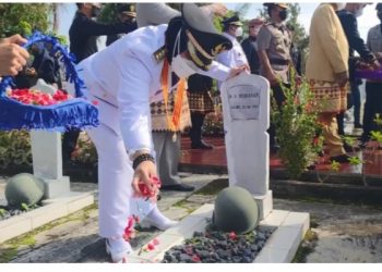 Kenang Pejuang Kemerdekaan, Walikota Ziarah ke Makam Pahlawan