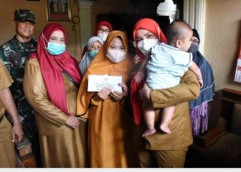 Walikota Eva Dwiana Jenguk Bayi Pengidap Hirschsprung, Beri Uang Rp10 juta