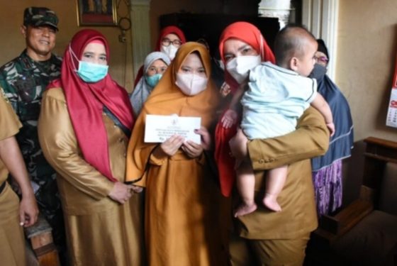 Walikota Eva Dwiana Jenguk Bayi Pengidap Hirschsprung, Beri Uang Rp10 juta