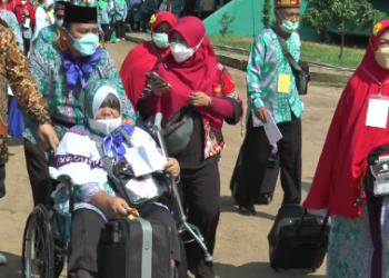 Amzar Rozi Gantikan Almarhum Ayah Dampingi Ibu Naik Haji