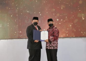 Gubernur Arinal dan Riana Raih Penghargaan Manggala Karya Kencana