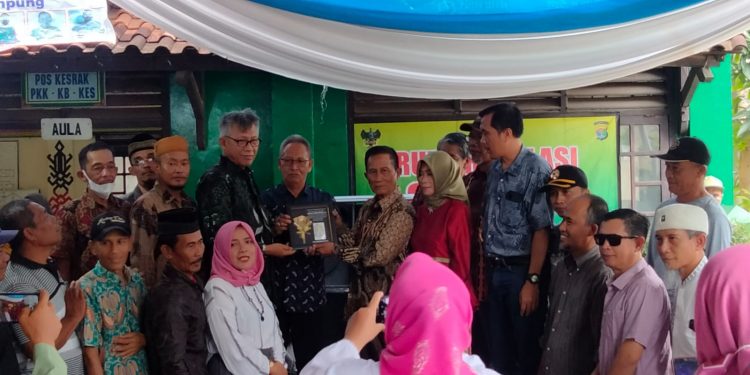 Ketua RT Hingga Camat Berikan Cinderamata Atas Pengabdian Lurah Sepang Jaya