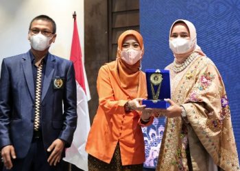 Riana Sari Arinal Terima Penghargaan Sebagai Perempuan Inspiratif Bidang Sosial dari IKWI