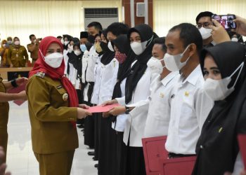Walikota Eva Dwiana Bagikan SK Kepada 1.166 PPPK Guru
