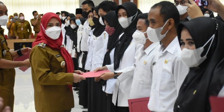 Walikota Eva Dwiana Bagikan SK Kepada 1.166 PPPK Guru