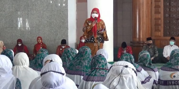Lepas 743 Jemaah Haji, Walikota Eva Dwiana  : Semoga Menjadi Haji Mabrur