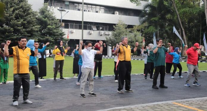 Plt Rektor Senam Bersama Warga Unila