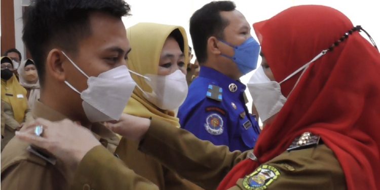 Walikota Bandar Lampung Eva Dwiana  Serahkan SK Kenaikan Pangkat  670 PNS