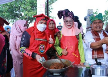 Walikota Eva Ikuti Rangkaian Rakernas Apeksi Padang, Menanam Bibit Durian hingga Lomba Marandang