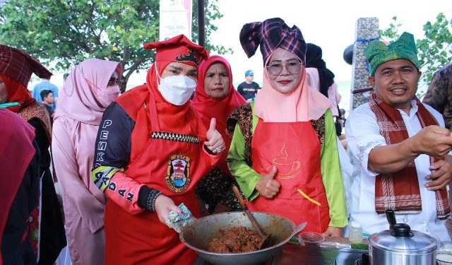 Walikota Eva Ikuti Rangkaian Rakernas Apeksi Padang, Menanam Bibit Durian hingga Lomba Marandang