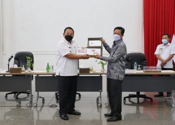 Gubernur Arinal Jadi Orang Pertama Penerima Tujuh Pecahan Uang Rupiah Kertas Tahun Emisi 2022