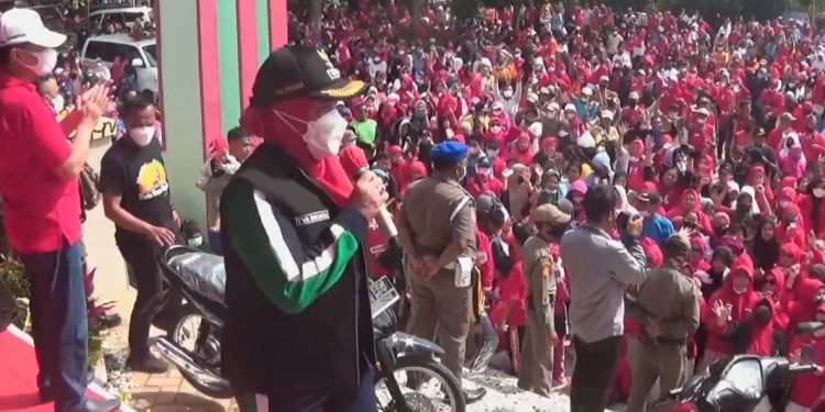 Walikota Bandar Lampung  Bagikan  Hadiah Umroh kepada 15  Orang Peserta  Jalan Sehat  