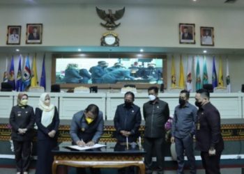 Gubernur  Bersama Pimpinan DPRD Lampung Tandatangani Raperda Pertanggungjawaban APBD  Tahun Anggaran 2021