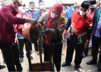 Walikota Eva Dwiana Lakukan Peletakan Batu Pertama Pembangunan Masjid Kubah Rantai Emas