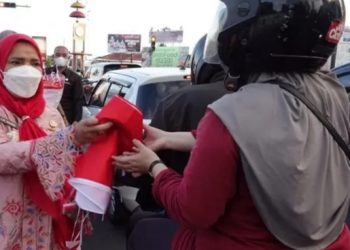 Semarak HUT  Ke-77 Kemerdekaan RI, Walikota Eva Dwiana Bagikan Bendera Merah Putih Kepada Warga