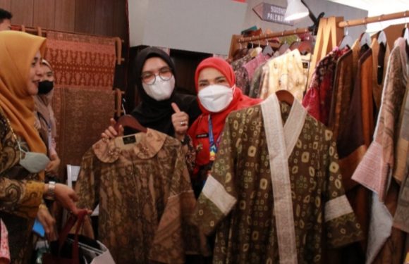 Walikota Eva Dwiana Kenalkan Produksi UMKM di Rakernas Apeksi XV Padang